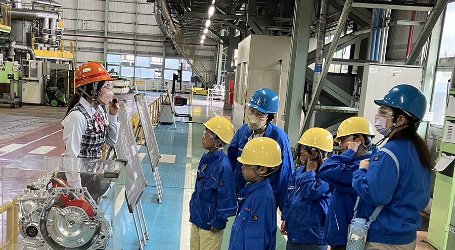 Plant tours for children conducted as part of the Monozukuri Dojo manufacturing program held by Tokai City