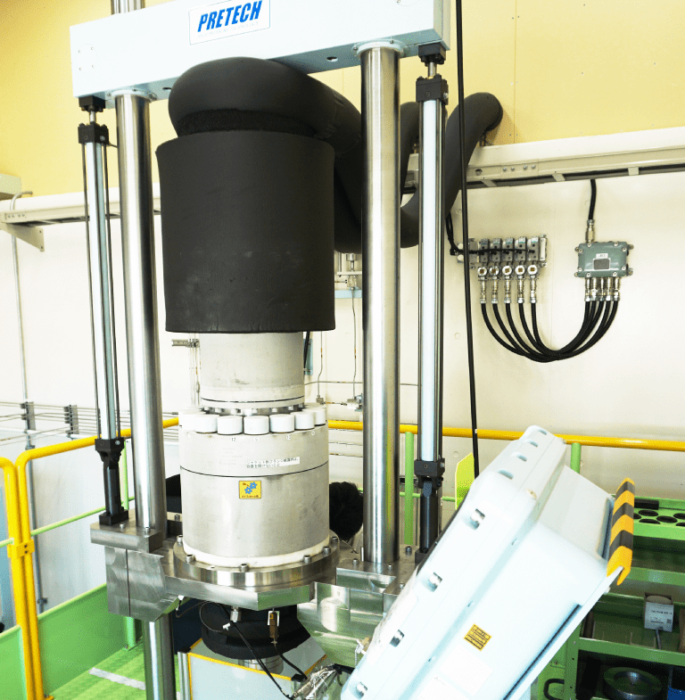Photo: Axial load type tensile/fatigue testing machine corresponding to high-pressure hydrogen environment