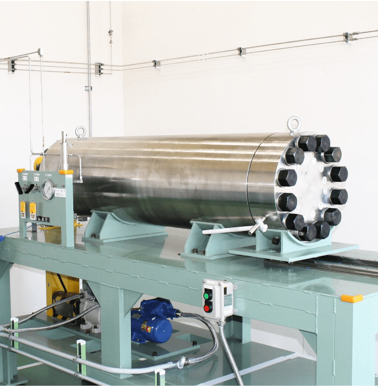 Photo: Rotary bending fatigue testing machine corresponding to high-pressure hydrogen environment