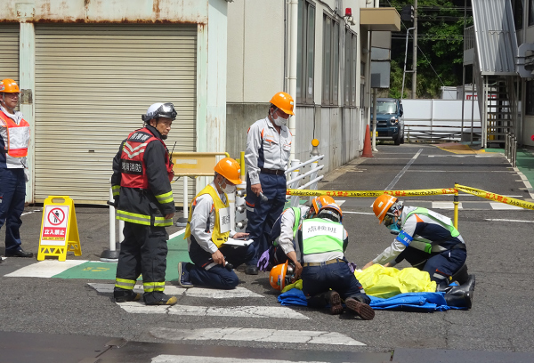 東海市消防本部と合同での消火・放水訓練（電子知多工場）
