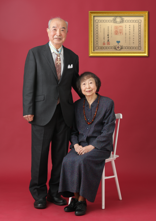 ご夫妻＋証書.png